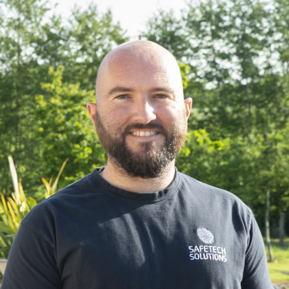 Kenny Ploger, 💻 Expert en systèmes de sécurité électronique 🤝